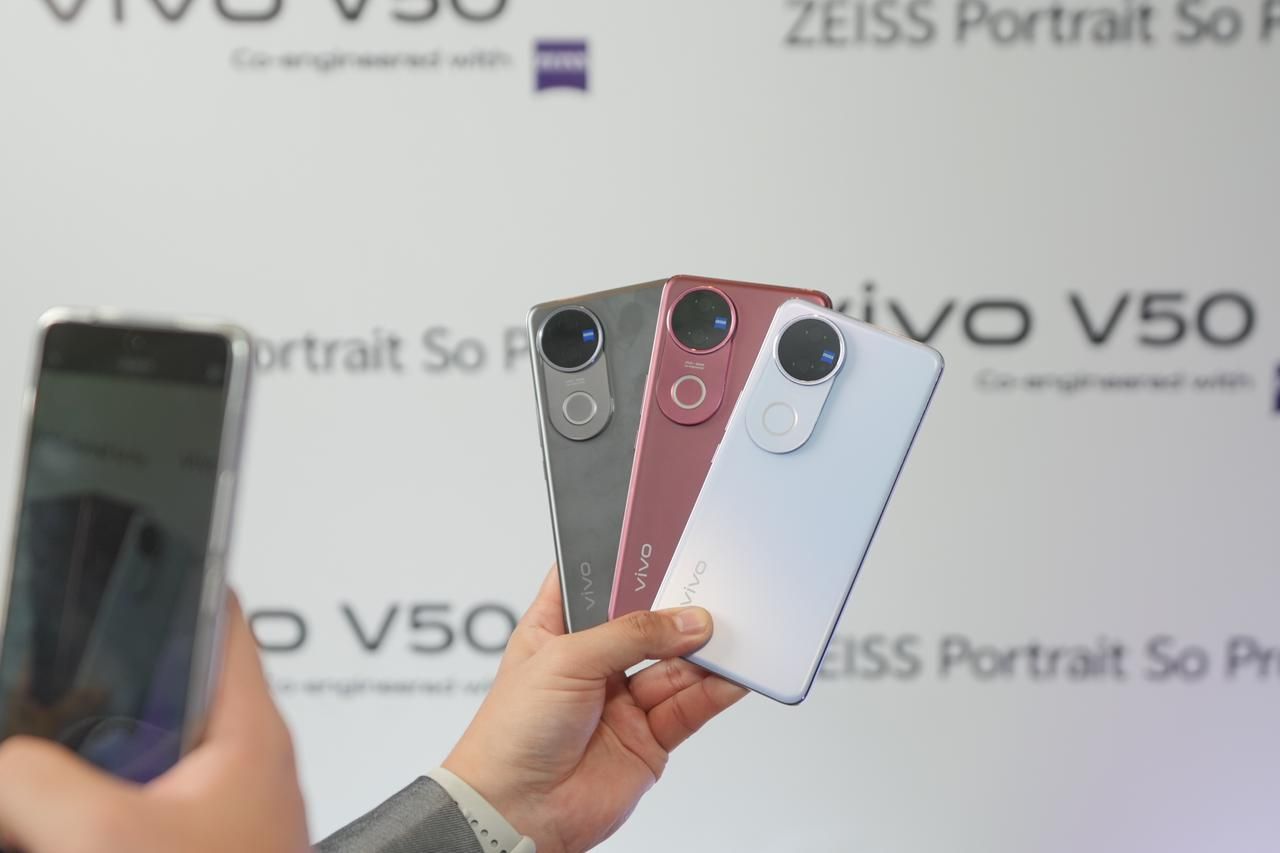 8 - vivo V50 colorways.jpg