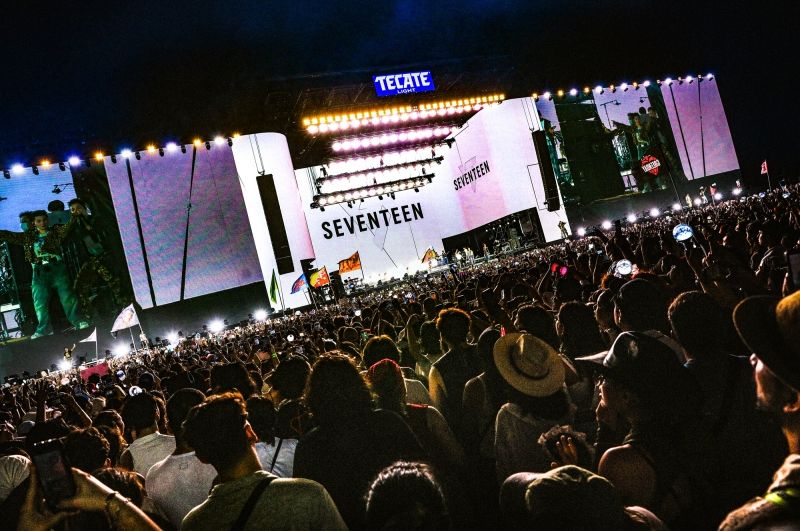 9_CROWD SHOT (Courtesy of PLEDIS Entertainment).jpg