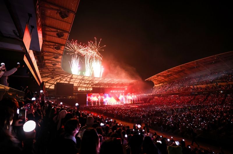 9. RIGHT HERE_LOS ANGELES_SEVENTEEN_CROWD SHOT (Photo Courtesy of PLEDIS Entertainment).jpg