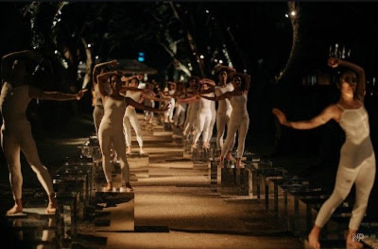 ARTFUL WEDDING Ballet Philippines dancers line the walkway to the garden reception.jpg