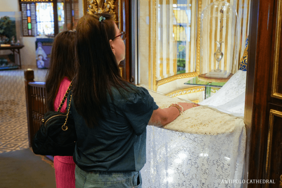 Antipolo Kissing of the Mantle5 with pilgrim.png