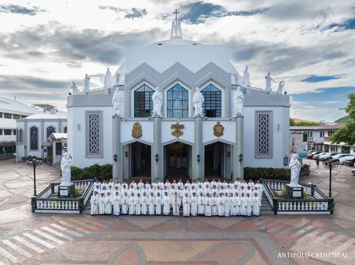 Antipolo cathedral with the priests.jpg