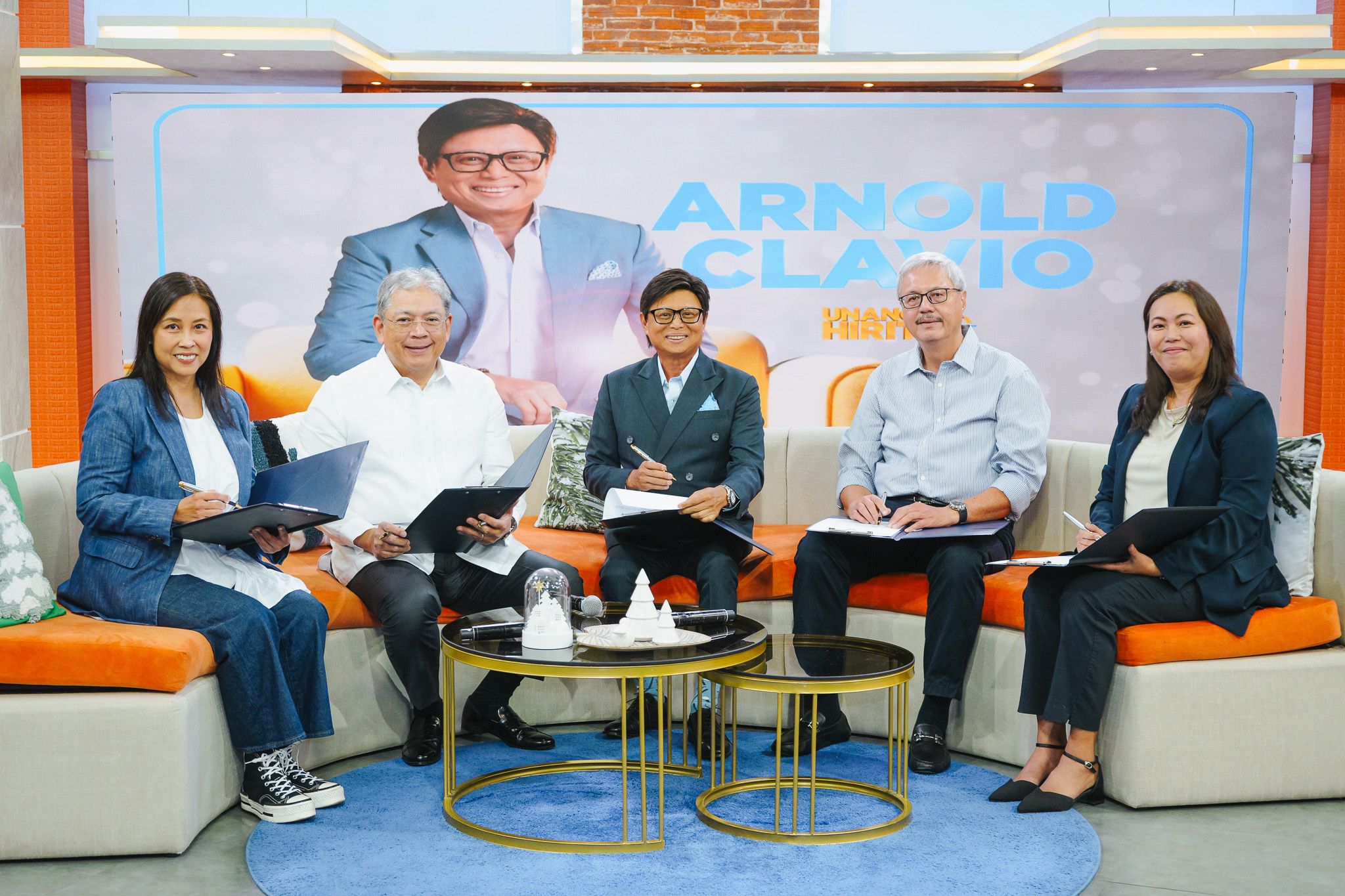 Arnold Clavio (center) with GMA Network executives.jpg