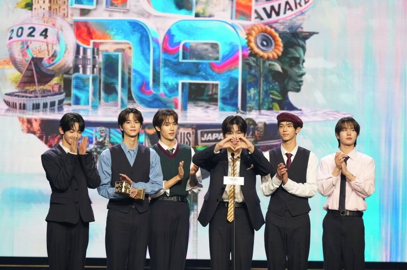 BEST NEW MALE ARTIST_TWS (1).jpg