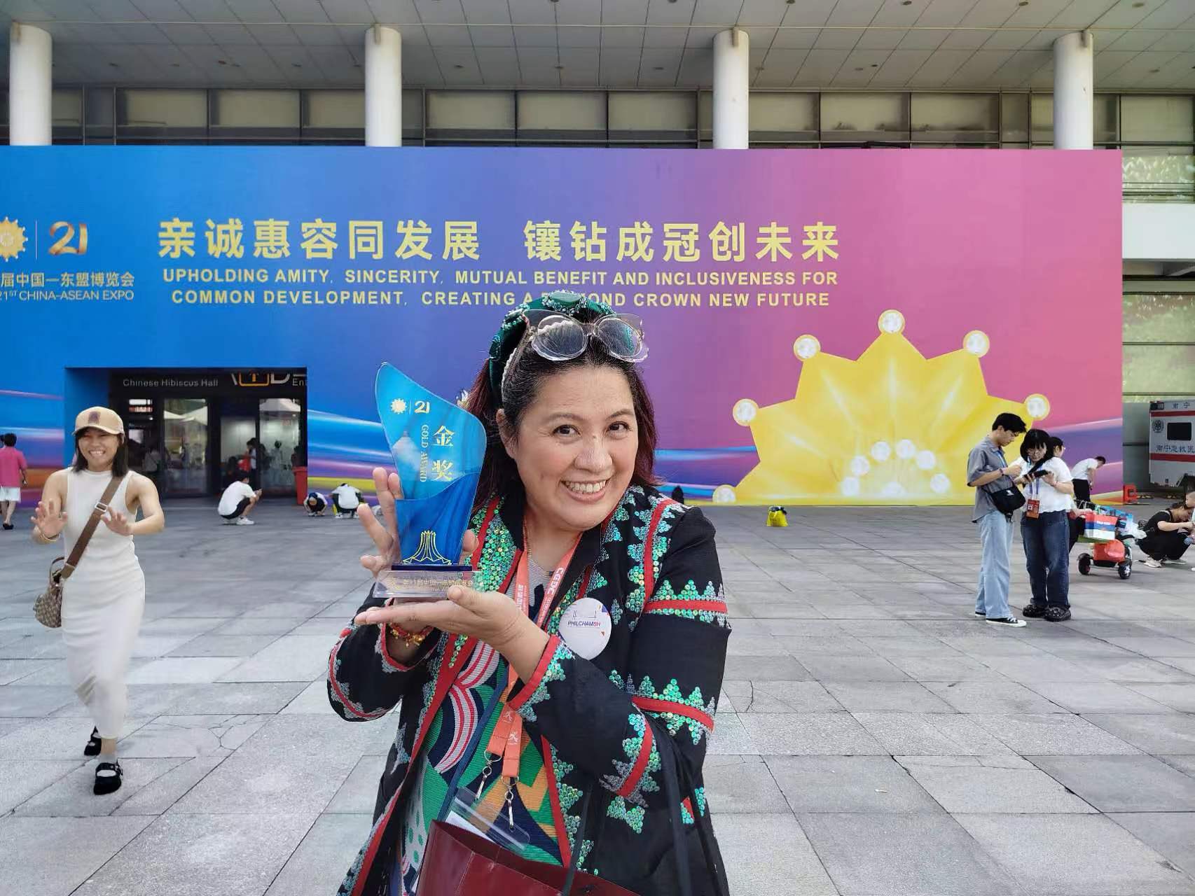 Bebebalm CA Expo Gold Award trophy carol 20240928.jpg