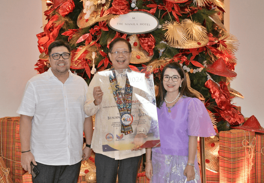 Binangonan SGLG Mayor Ynares and family.png