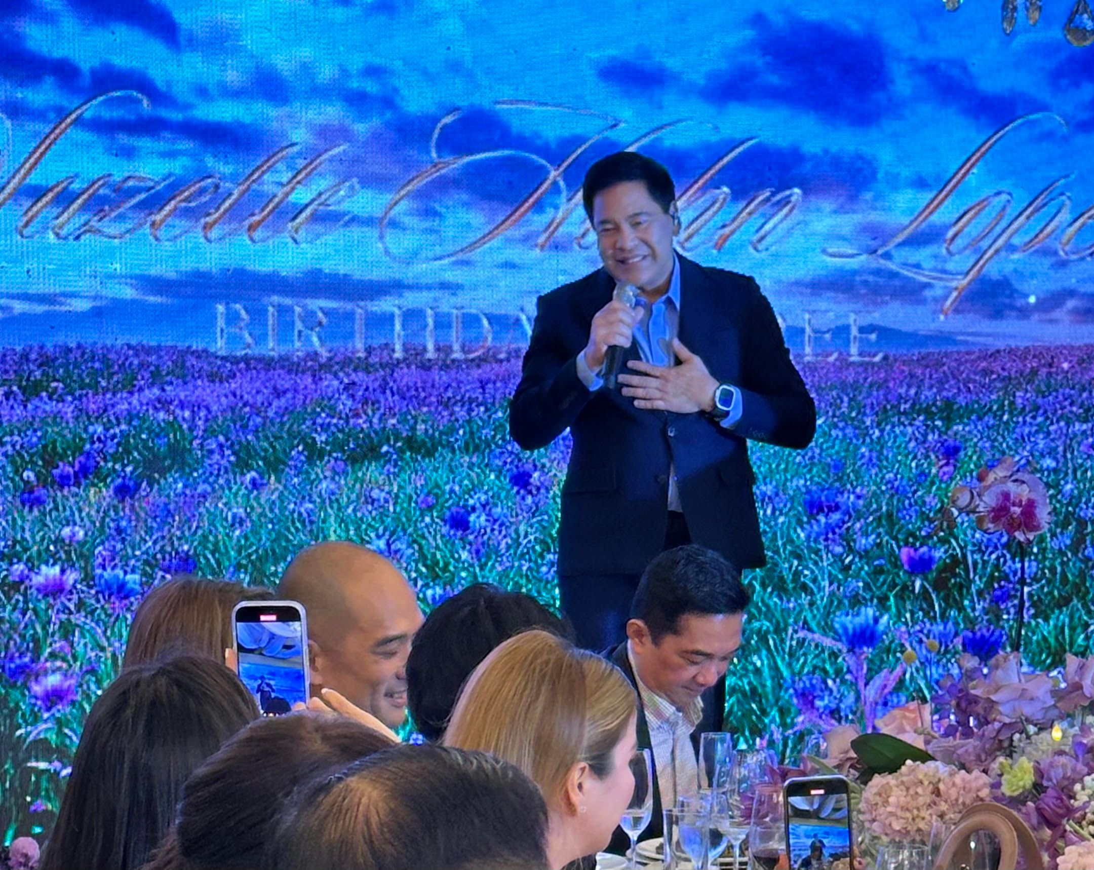 CONCERT KING Martin Nievera serenades Suzette.jpg