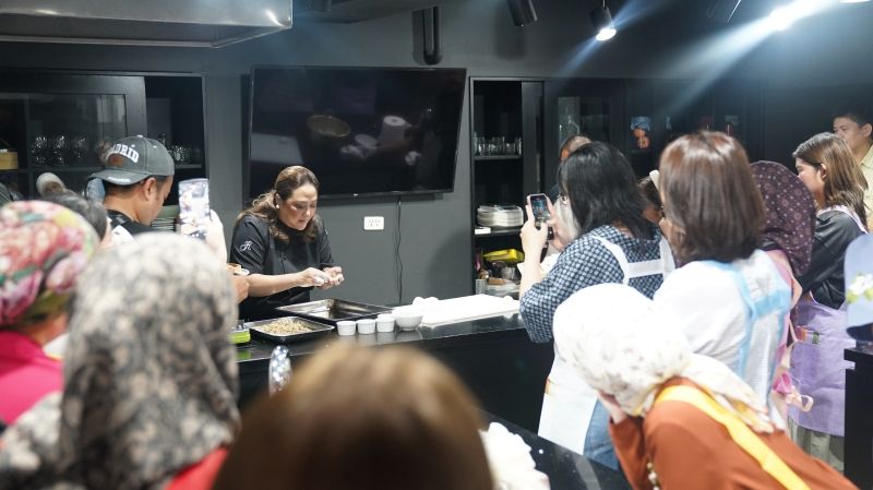 Chef Reggie Aspiras demonstrating the Filipino rice cake, palitaw.jpg