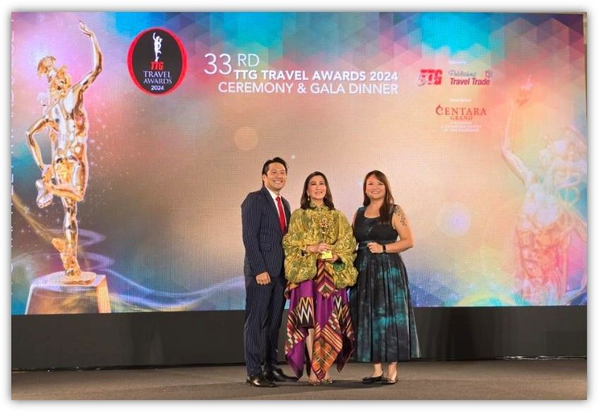 Cielo Reboredo , Okada Manila_s VP for Sales & Marketing receives the “Best Meetings & Conventions Hotel – Philippines” award - a new category at this year’s TTG Travel Awards..jpg