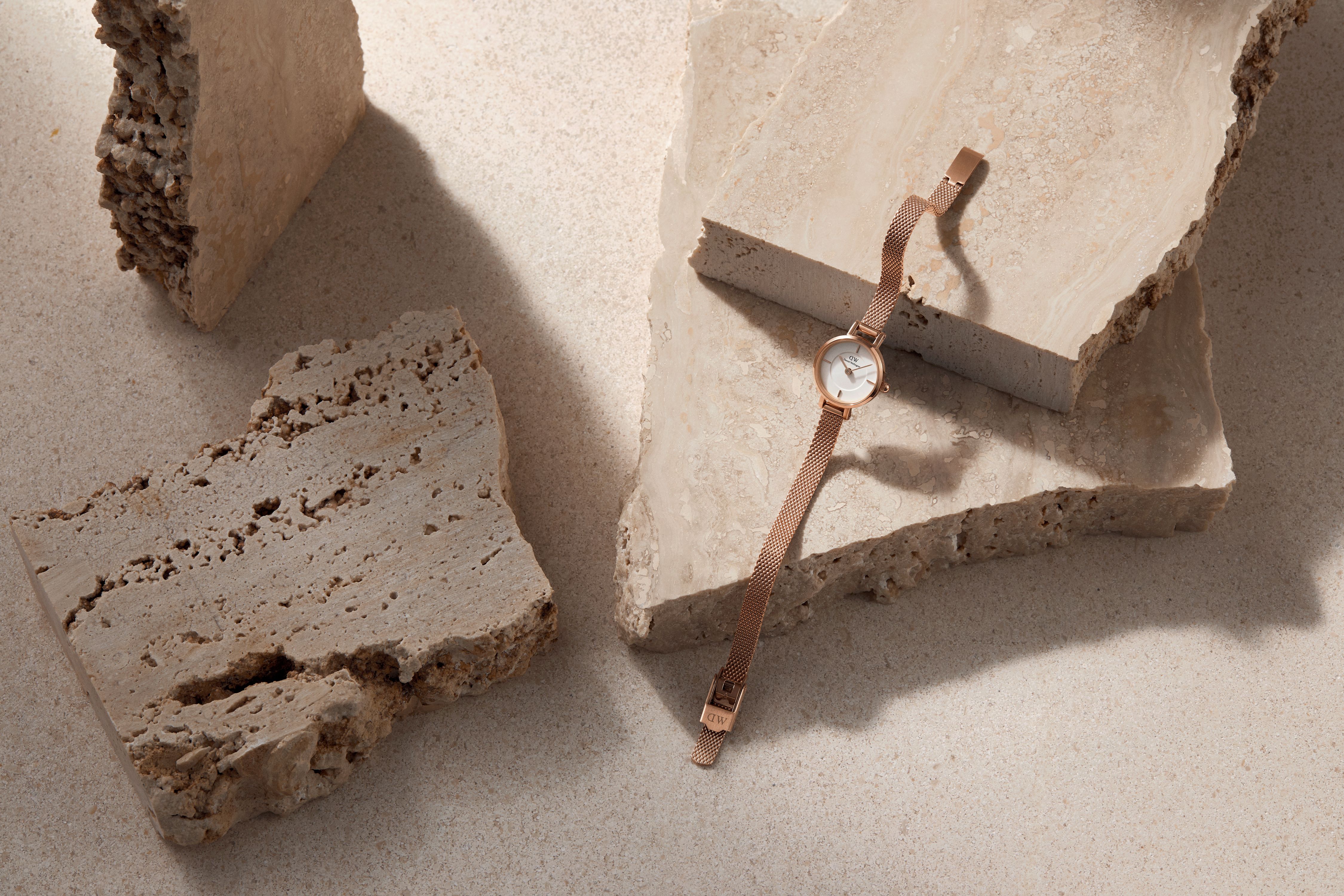 DW00100741_Petite Mini Melrose_Rose Gold_PHP9350.jpg