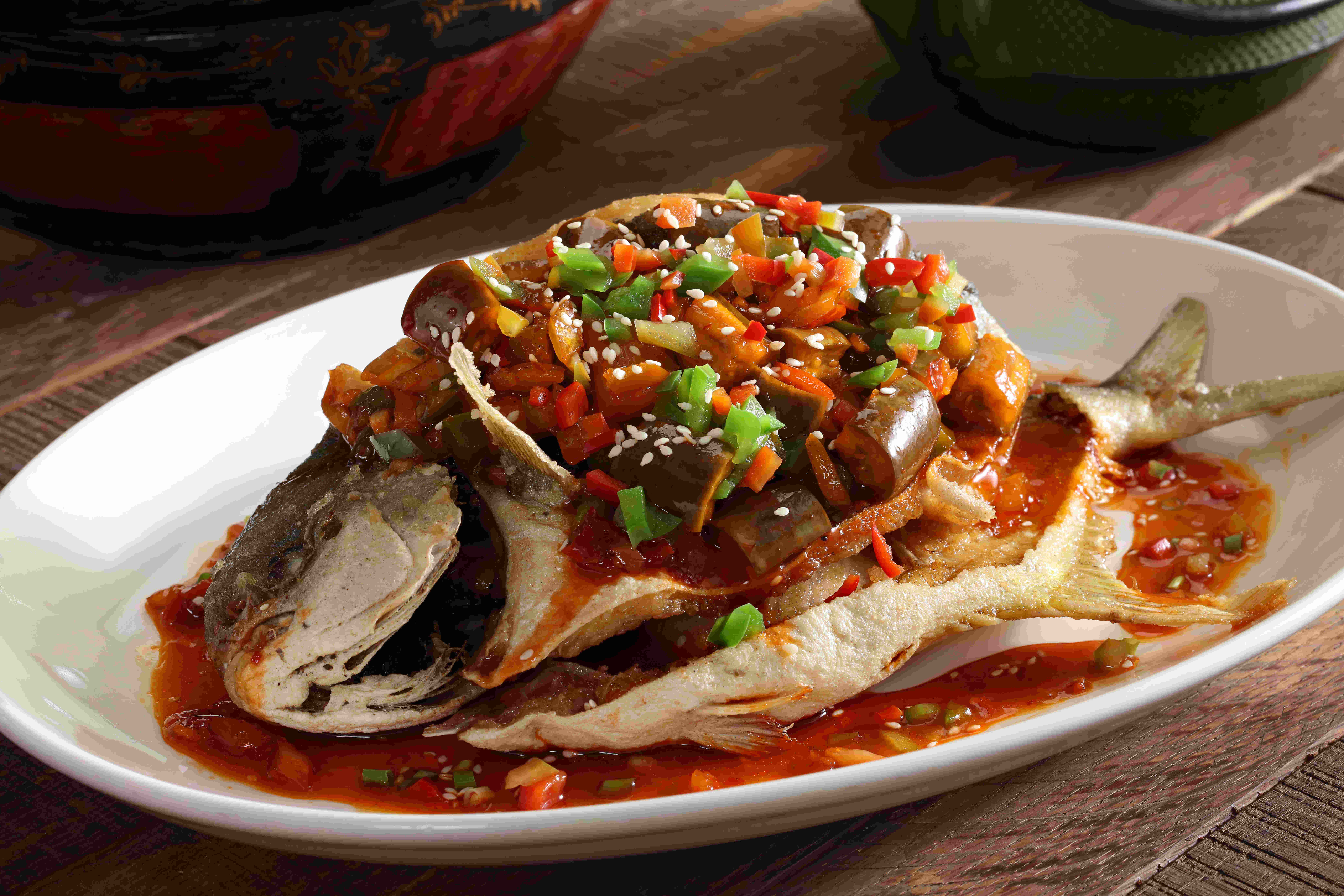 Deep fried pomfret, garlic chili ‘Yu Xiang’ sauce (1).jpg