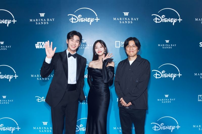 Director Park Hyeonseok, with the cast of Knock Off, Kim Soohyun and Cho Boah, on the blue carpet at the Disney Content Showcase at Marina Bay Sands in Singapore 3.jpg