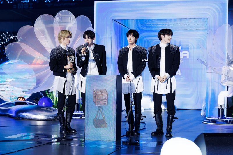 FANS_ CHOICE MALE TOP 10_TOMORROWXTOGETHER.jpg