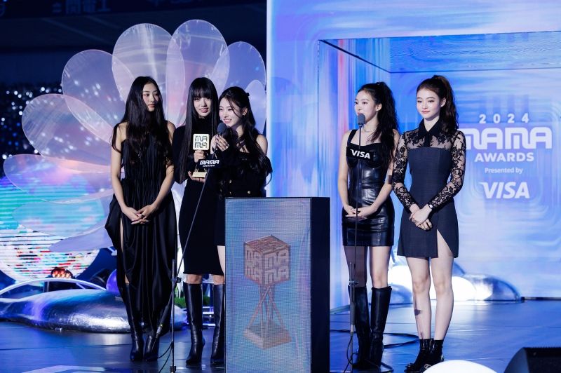 FAVORITE RISING ARTIST_MEOVV.jpg