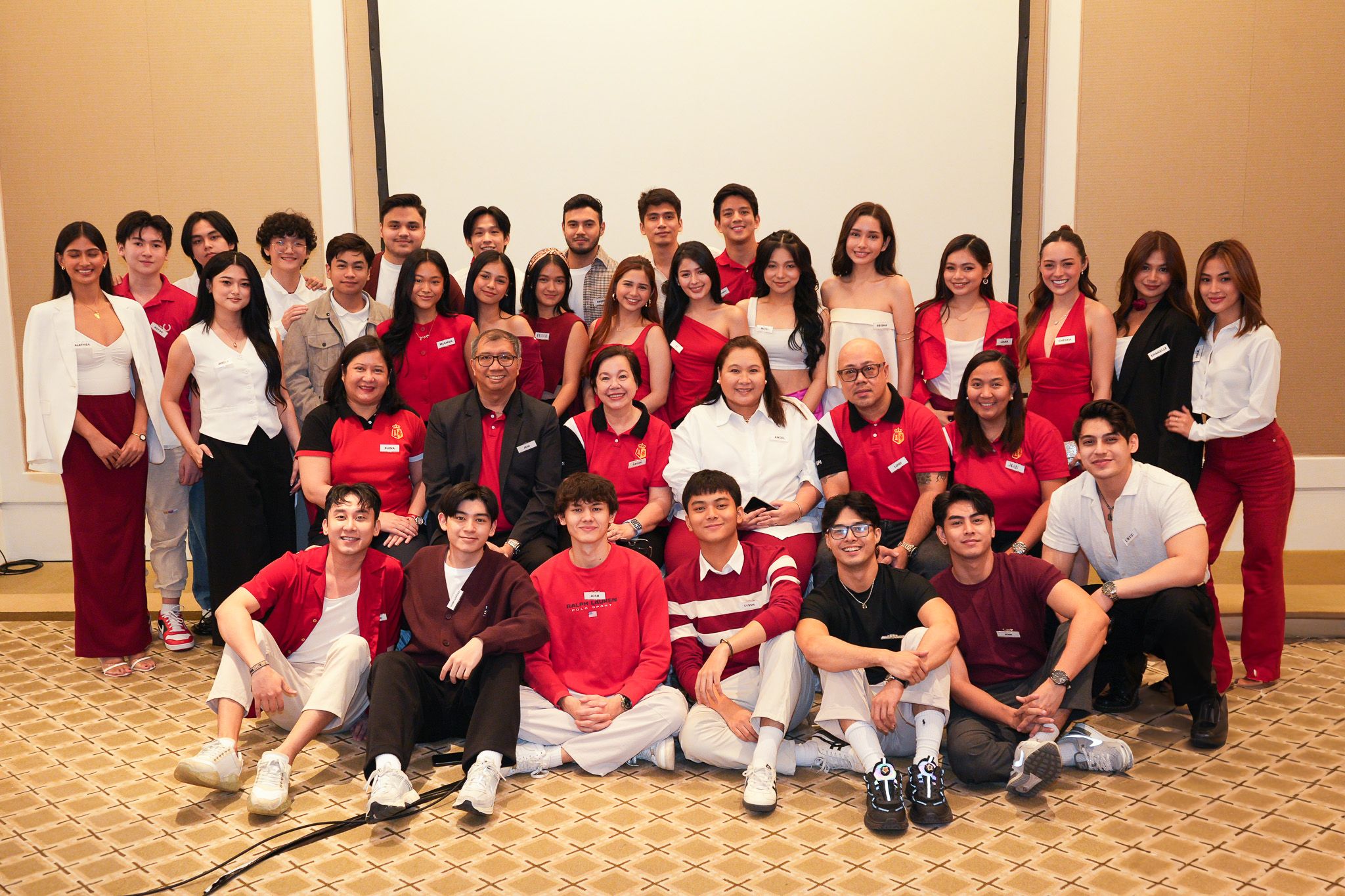 GMA and BPI Executives with Sparkle artists.jpg