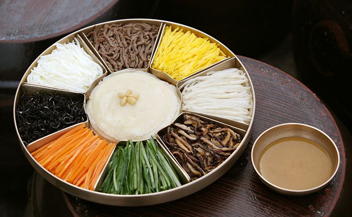 Gujeolpan(구절판).jpg