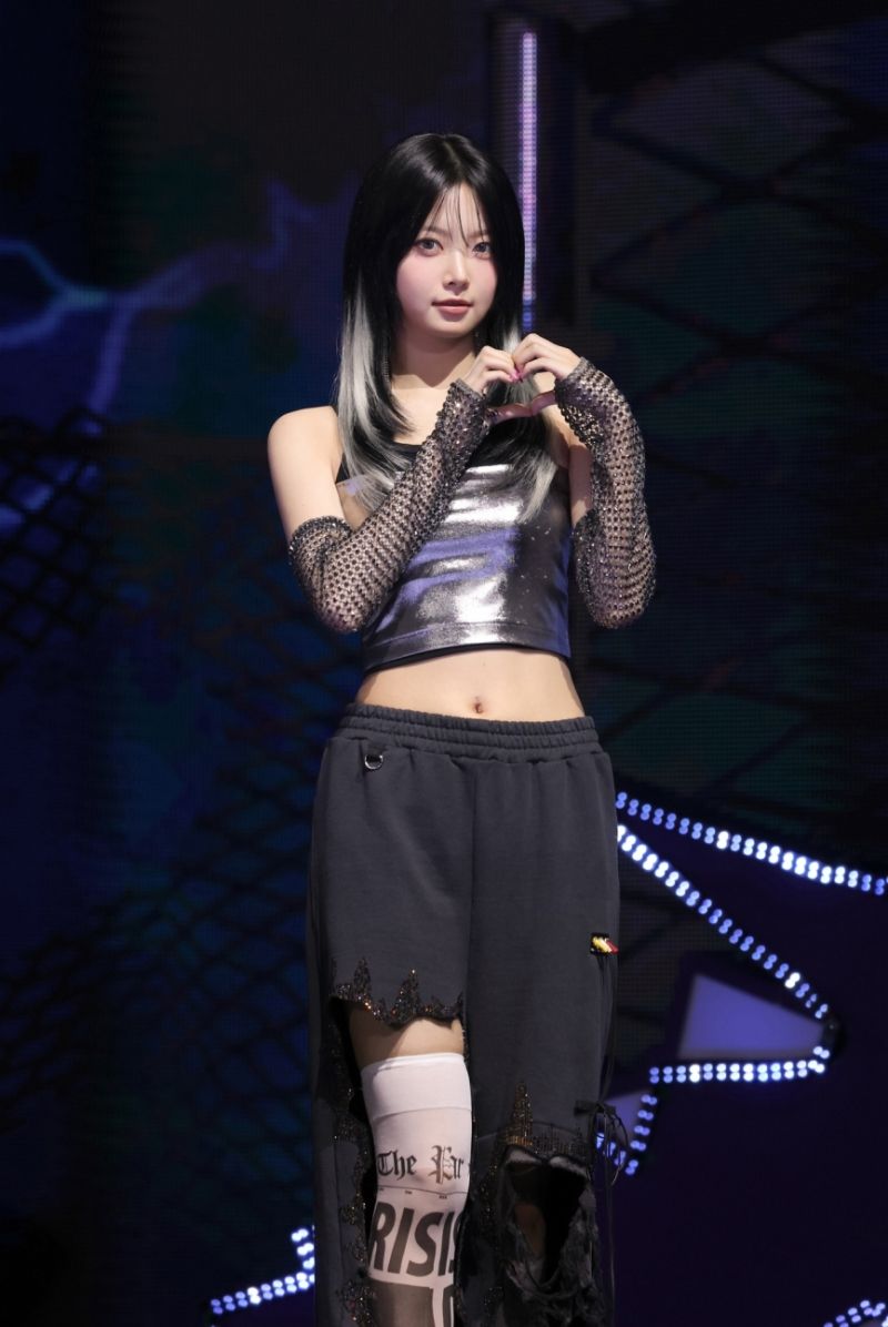 HONG EUNCHAE LE SSERAFIM CRAZY MEDIA SHOWCASE (1).jpg