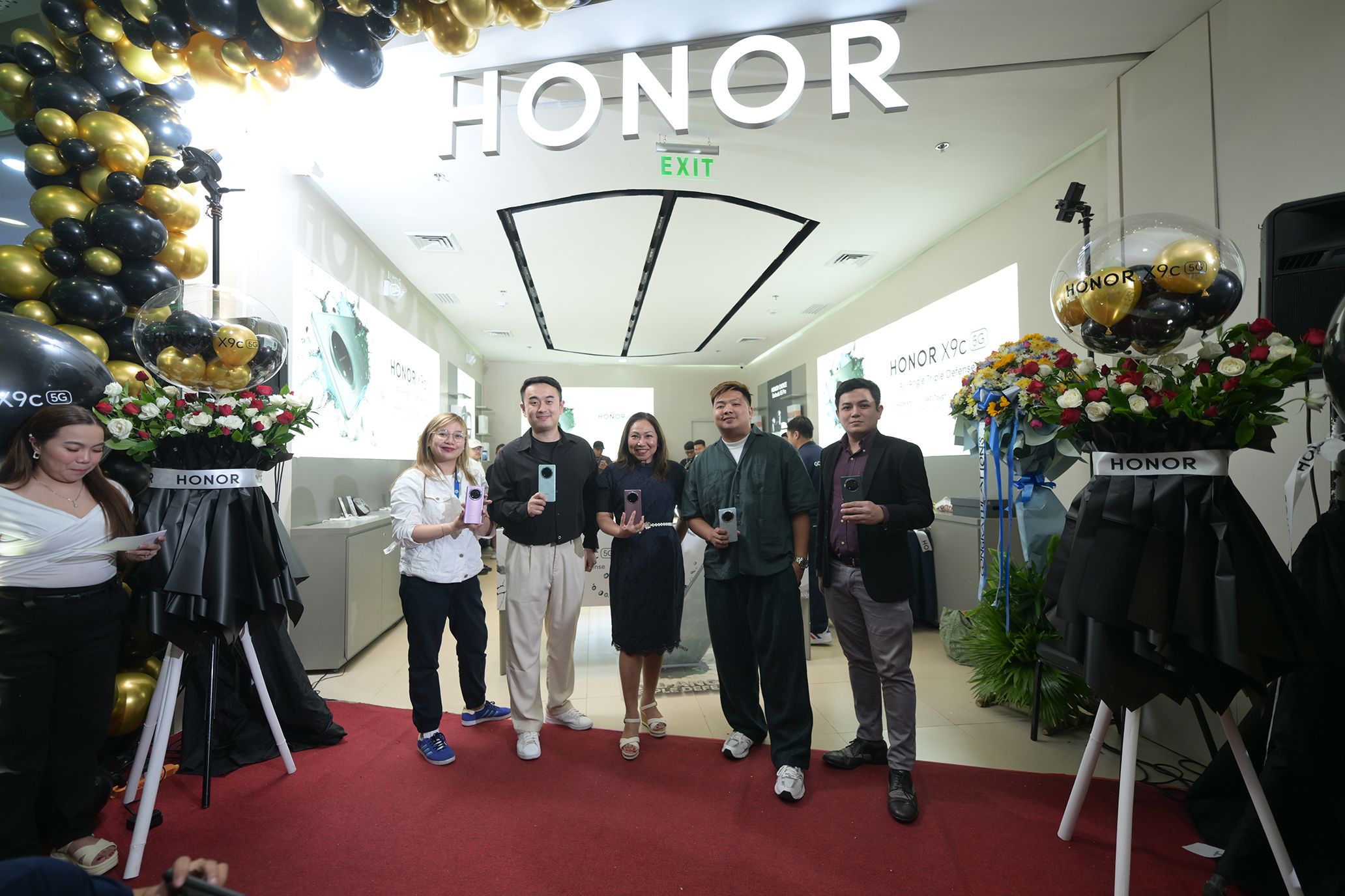 HONOR Philippines Go-to-Market Director Steven Yan, National Sales Head Blake Garcia with Owner of Power Premium Gina Poblete, SM Sucat Tenant Relations Manager Joanna Kristine de Villa, and HONOR Star Malupiton.JPG