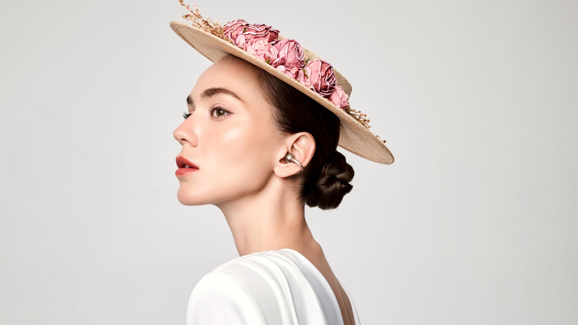 HUAWEI FreeClip (Rose Gold) - Lifestyle Photo.jpg