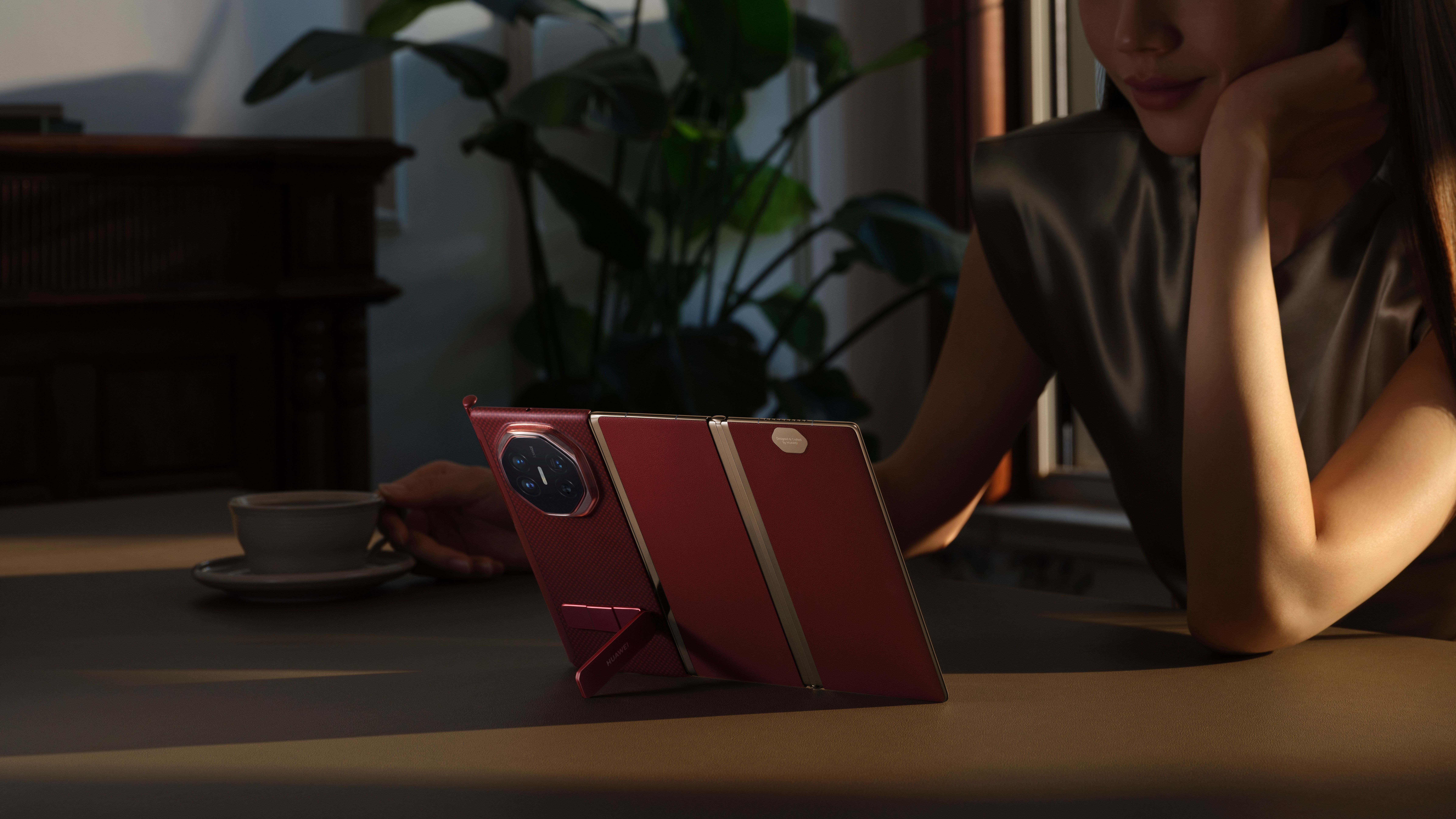 HUAWEI Mate XT - Tri-fold Beauty Shot.jpg