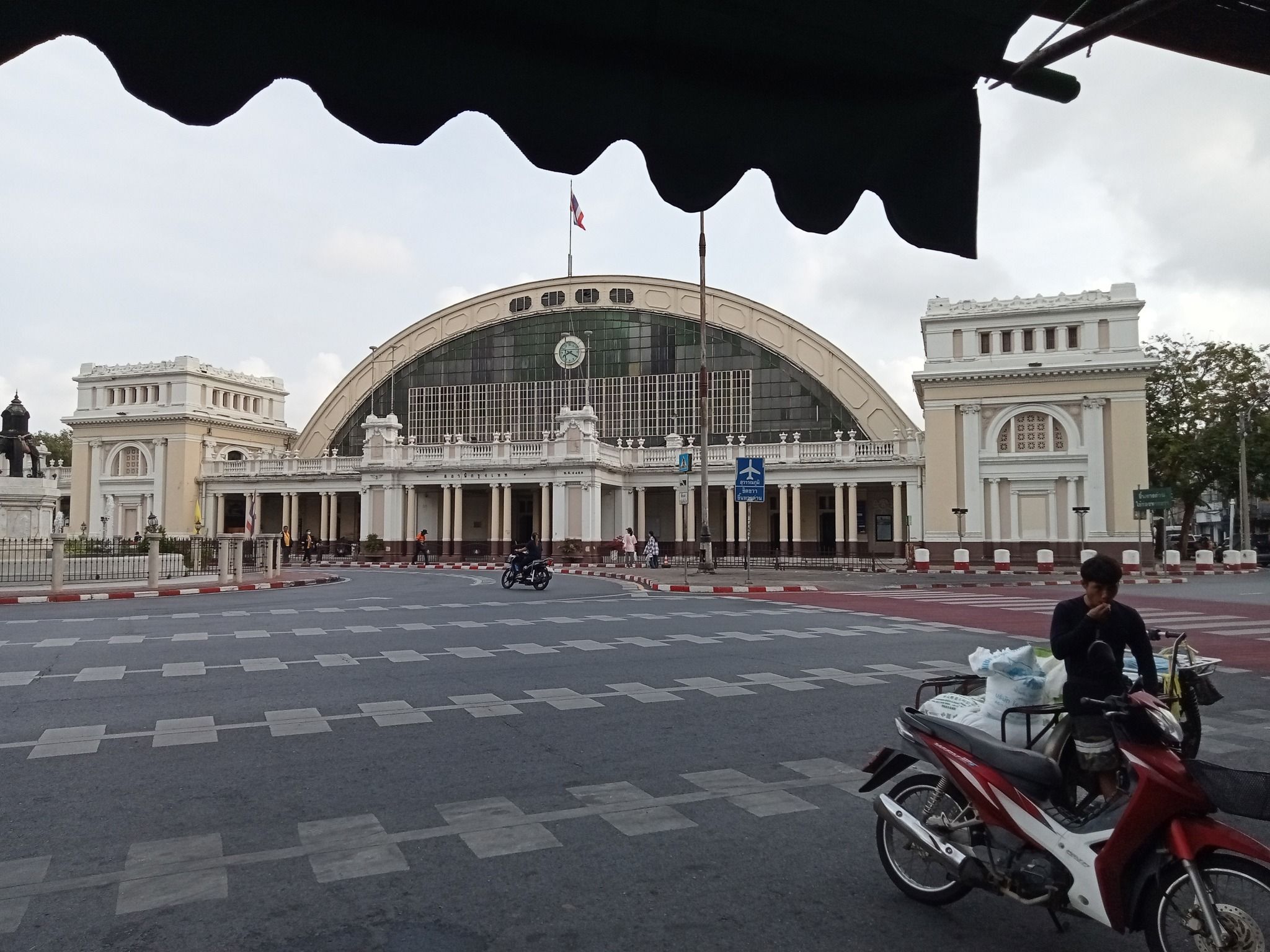 HUA LAMPHONG RAILWAY STATION - Photo 1.jpg