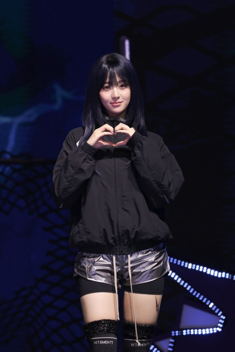 HUH YUNJIN LE SSERAFIM CRAZY MEDIA SHOWCASE (1).jpg