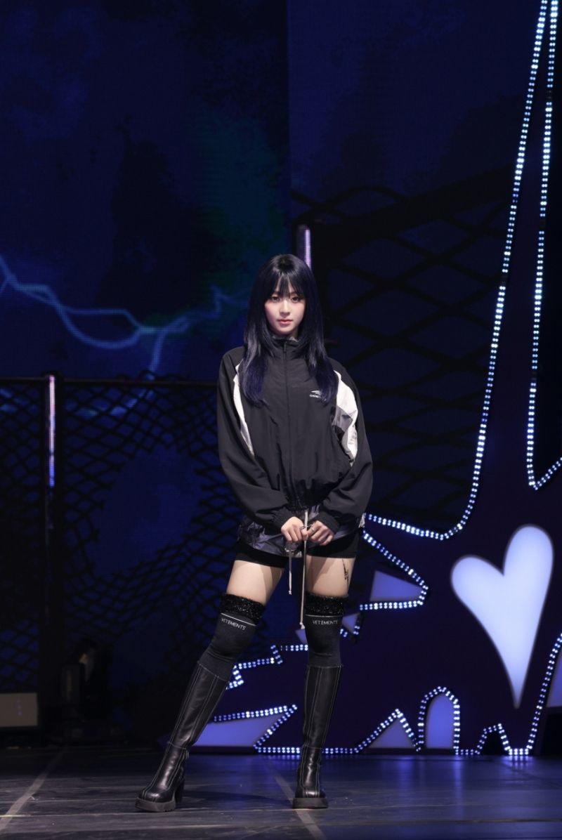 HUH YUNJIN LE SSERAFIM CRAZY MEDIA SHOWCASE (3).jpg