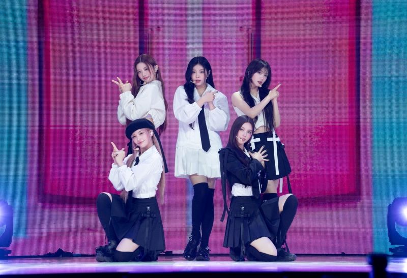 ILLIT_I’LL LIKE YOU_Group_5.jpg