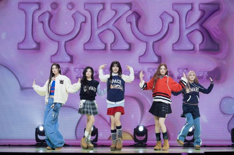 ILLIT_I’LL LIKE YOU_Group_7.jpg