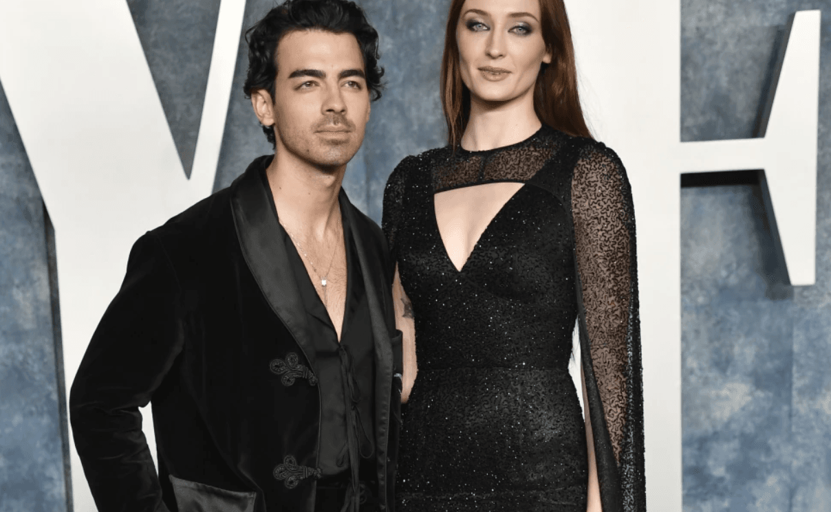 Joe Jonas and Sophie Turner (AP) .png