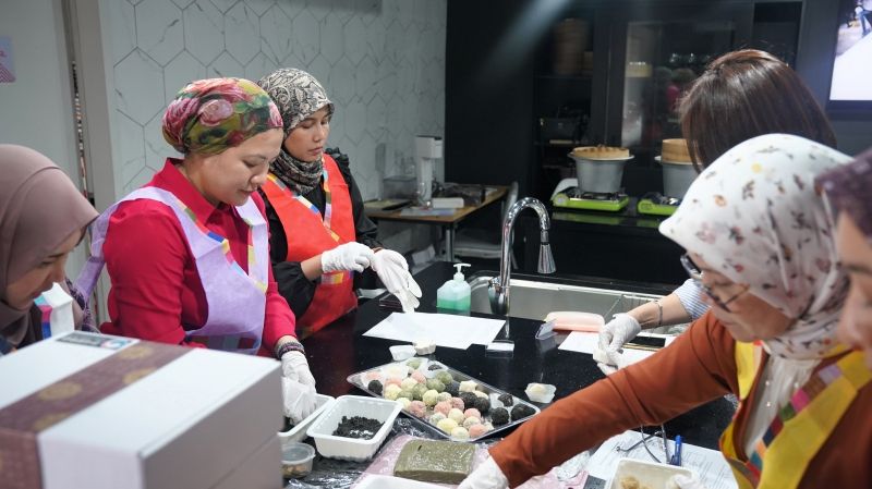 Ladies from the Malaysian Embassy trying their hands on making Korean sticky rice cake .jpg