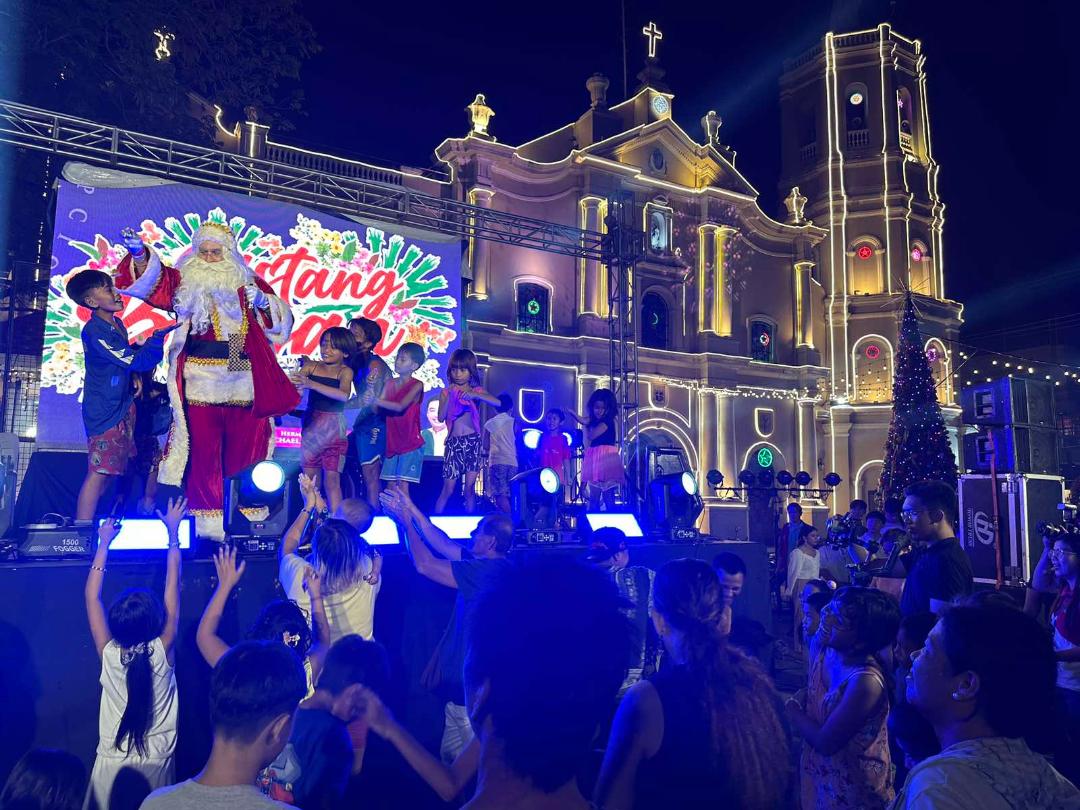 Malolos kids joined Santa Clause.jpg