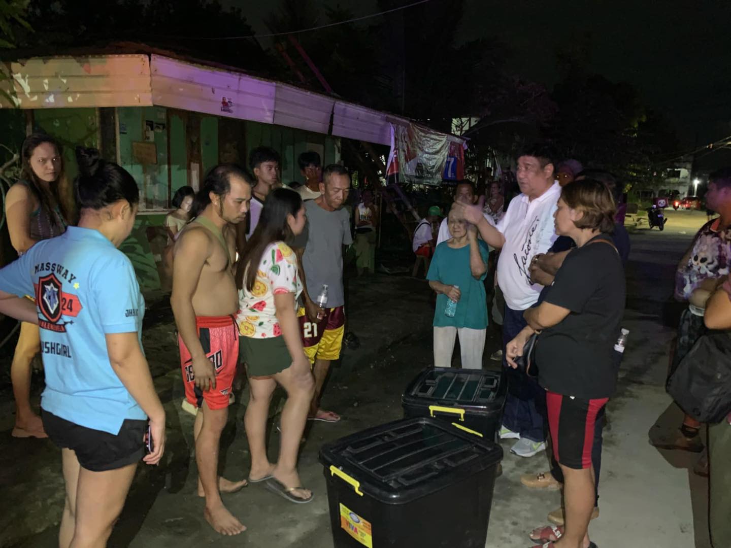 Marilao Mayor Lutao with victims of the fire.jpg