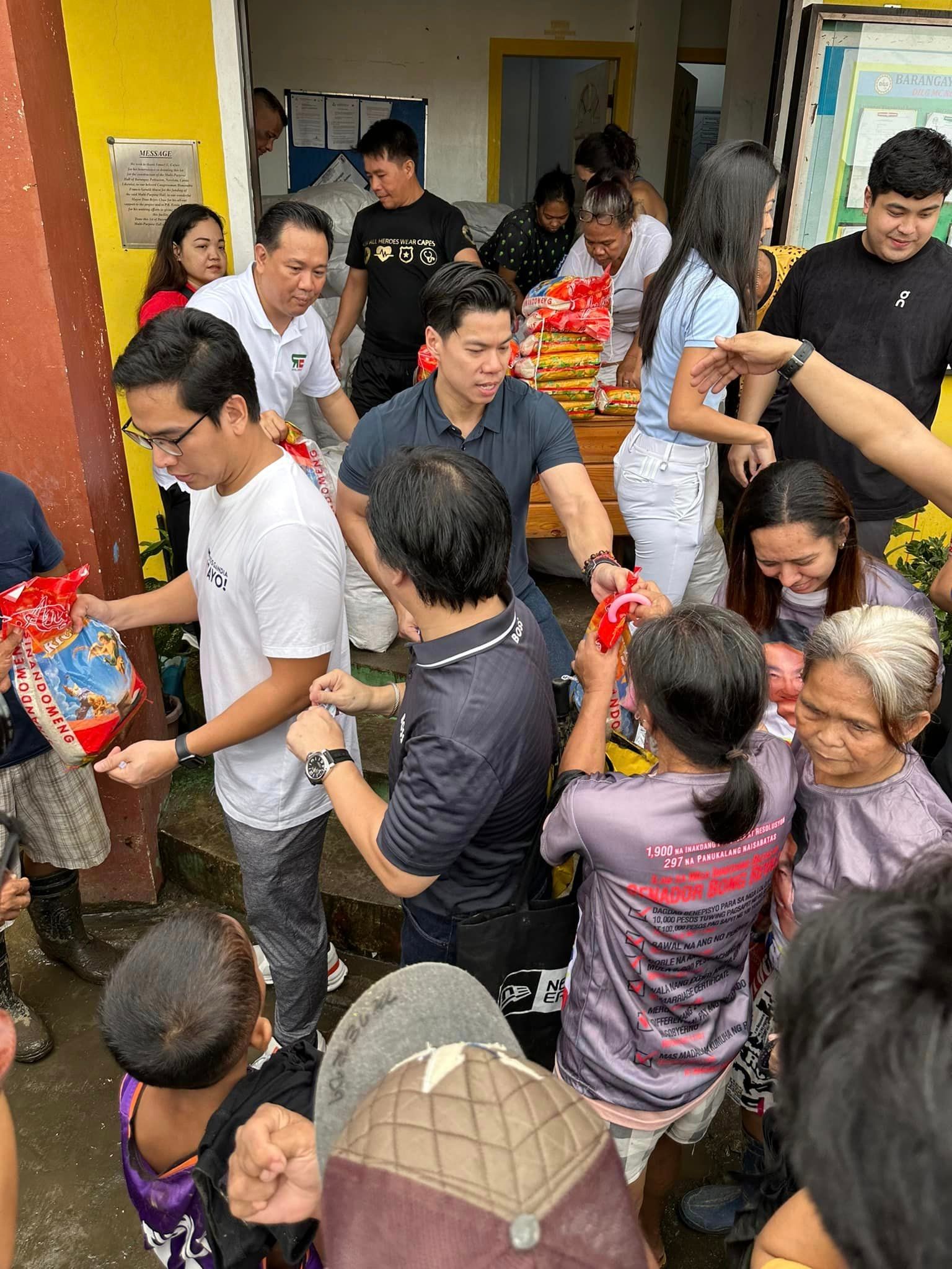 Mayor Dino Reyes-Chua i 4.jpg