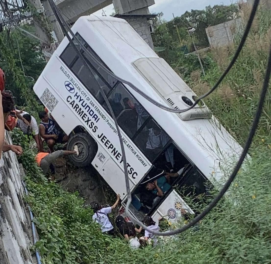 Modern Jeepney's road accident.jpg