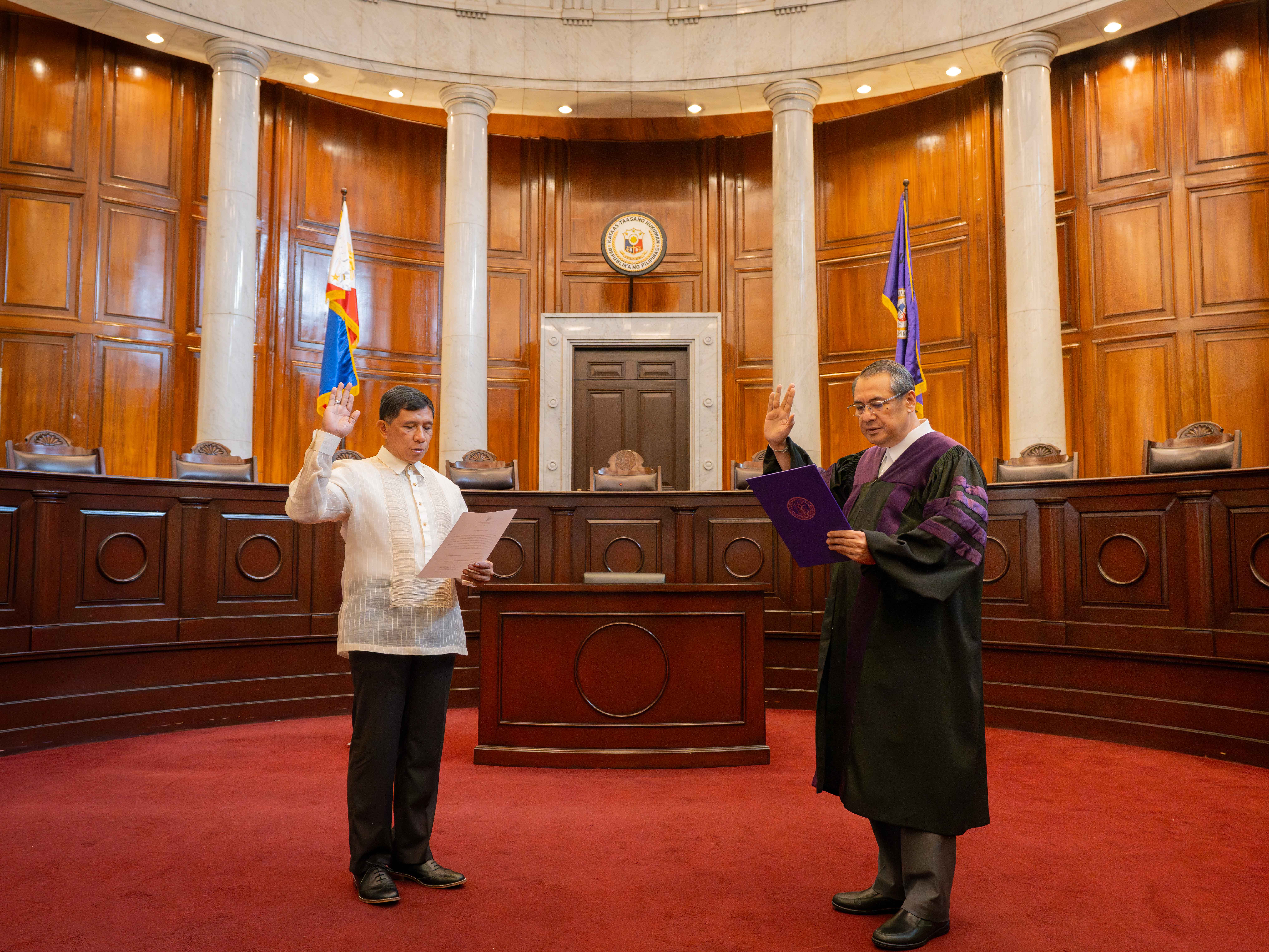 Newly appointed Judiciary Marshal Manuel R. Gaerlan takes his oath of office before Chief Justice Alexander G. Gesmundo.jpg