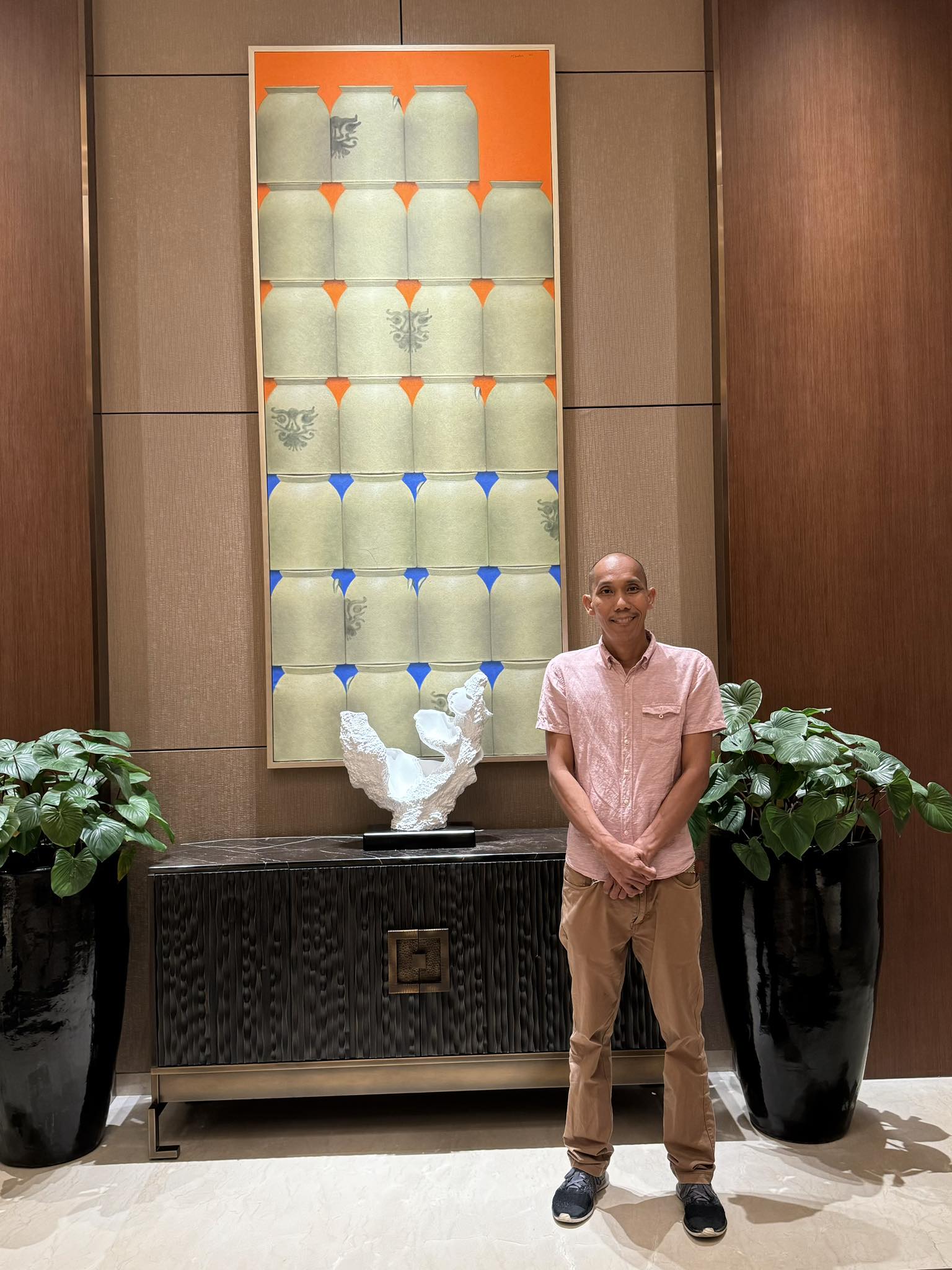 Nikulas Lebajo posing beside his masterpiece at the VIP arrival lobby of Solaire Resort North-min.jpg