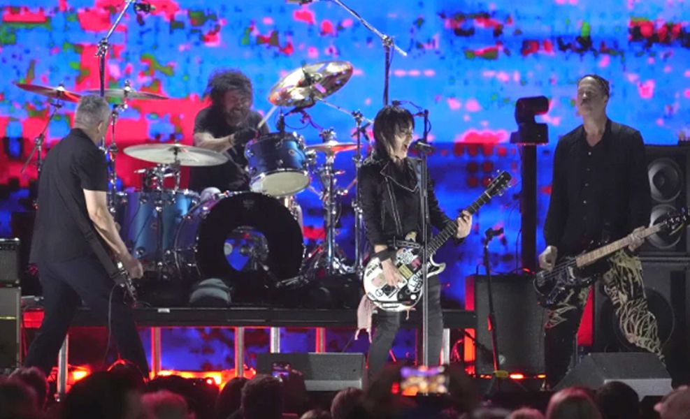 Nirvana with Joan Jett (AP).jpg