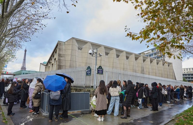 Nov 14, 23 - SEVENTEEN - UNESCO - Fans waiting outside 2.jpg