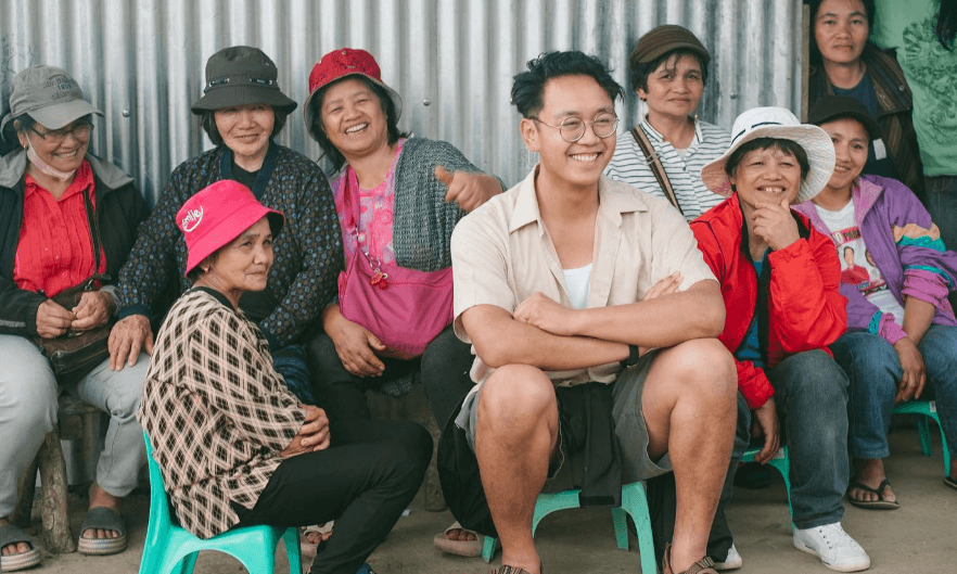 Paul Barreto with Atok residents 143.png