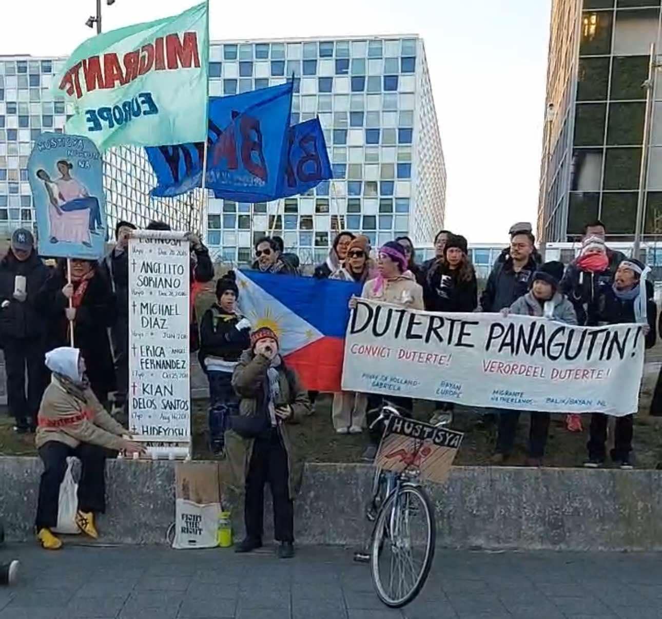 Pinoy rallies_The Hague3.jpeg
