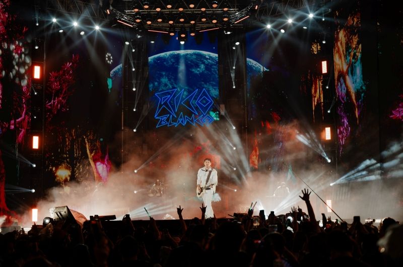 Rico Blanco concludes the festive celebration with classic serenades.jpg