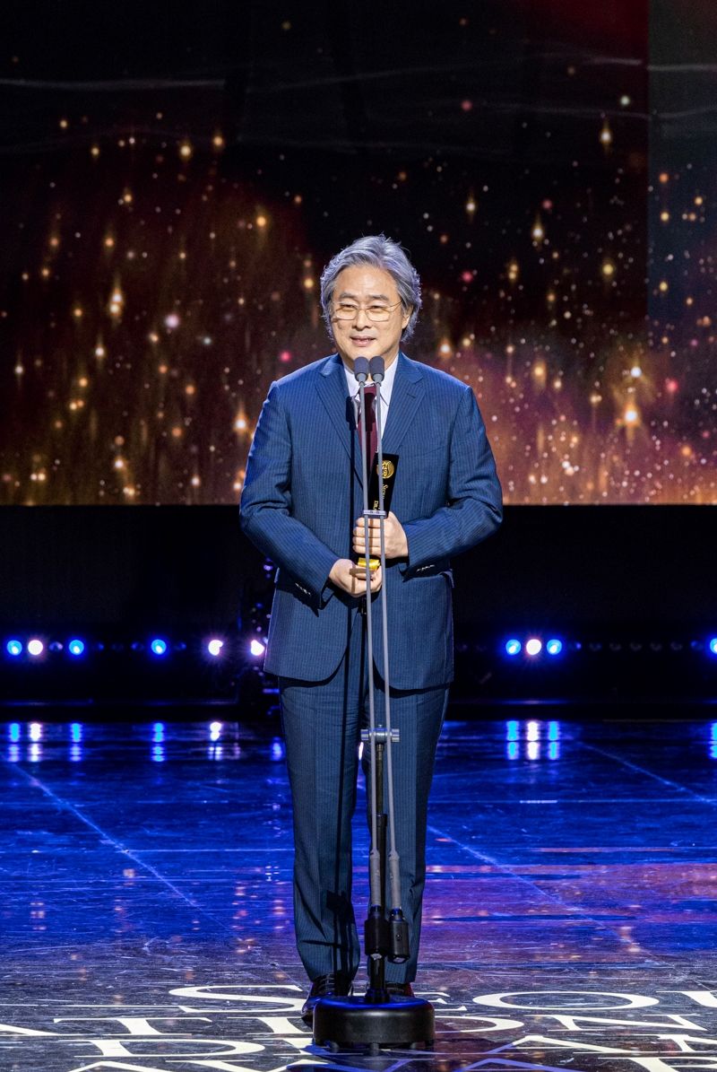 SDA 2024_공식 스틸_박찬욱_동조자(Chanwook Park_ The Sympathizer)_1.jpg