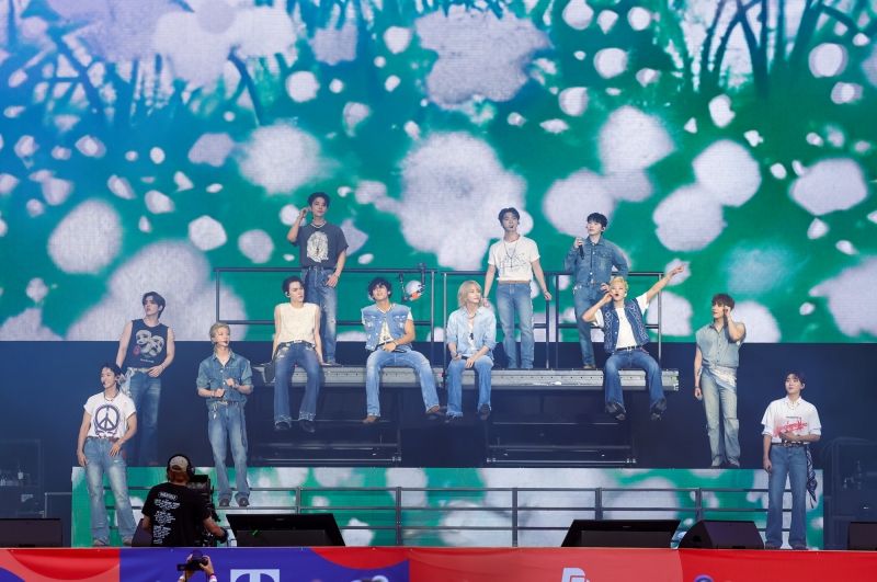 SEVENTEEN Lollapalooza Berlin Performance 1.jpg