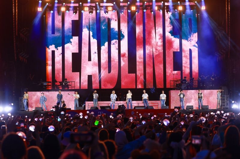 SEVENTEEN Lollapalooza Berlin Performance 2.jpg