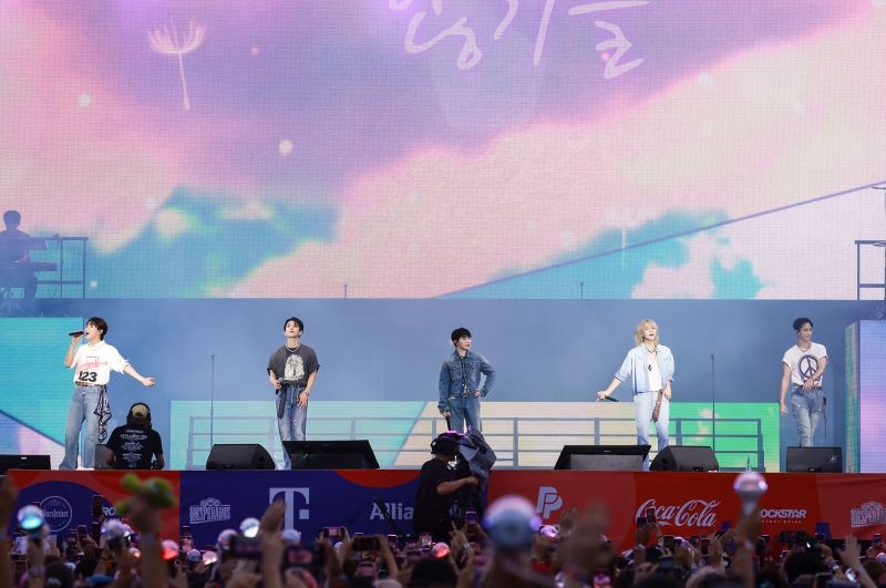 SEVENTEEN Lollapalooza Berlin Performance_Vocal Unit.jpg