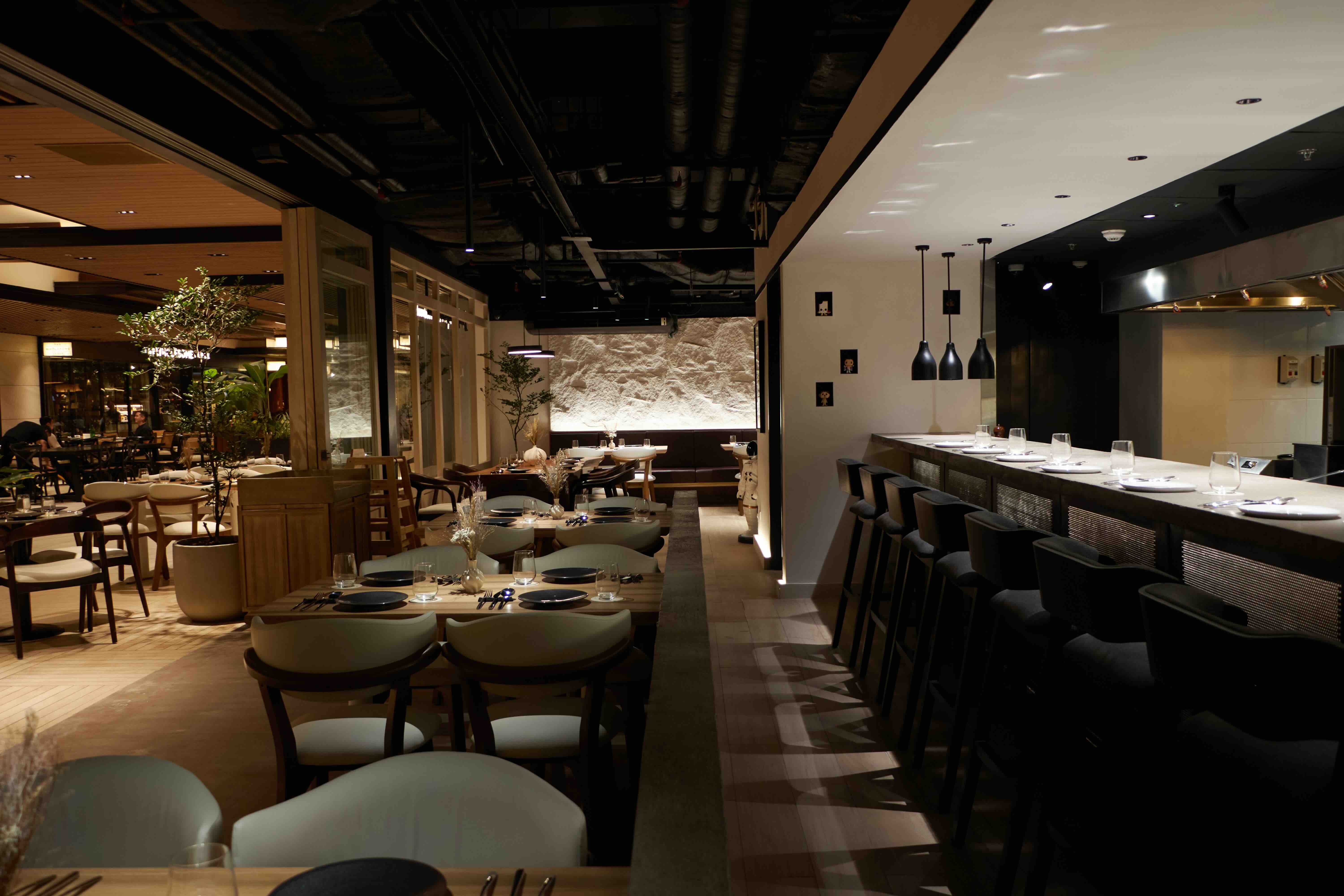 SNAZZY AND COZY The restaurant effortlessly blends a laid-back, casual atmosphere with a touch of refined elegance.jpeg