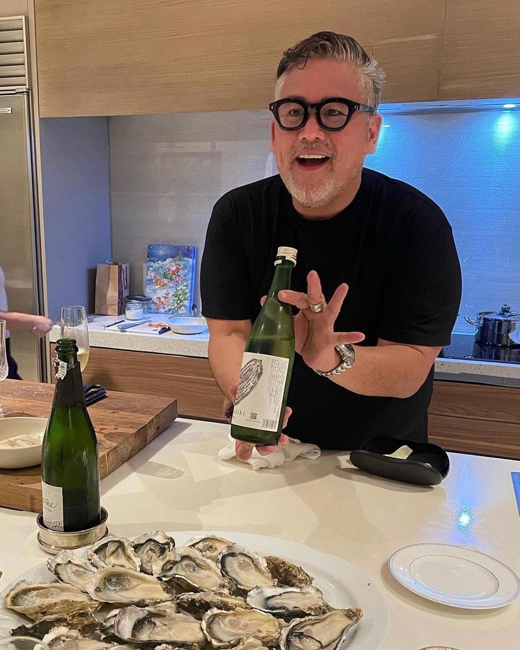 SUNDAY ENTERTAINING Oysters and drinks with friends.jpg