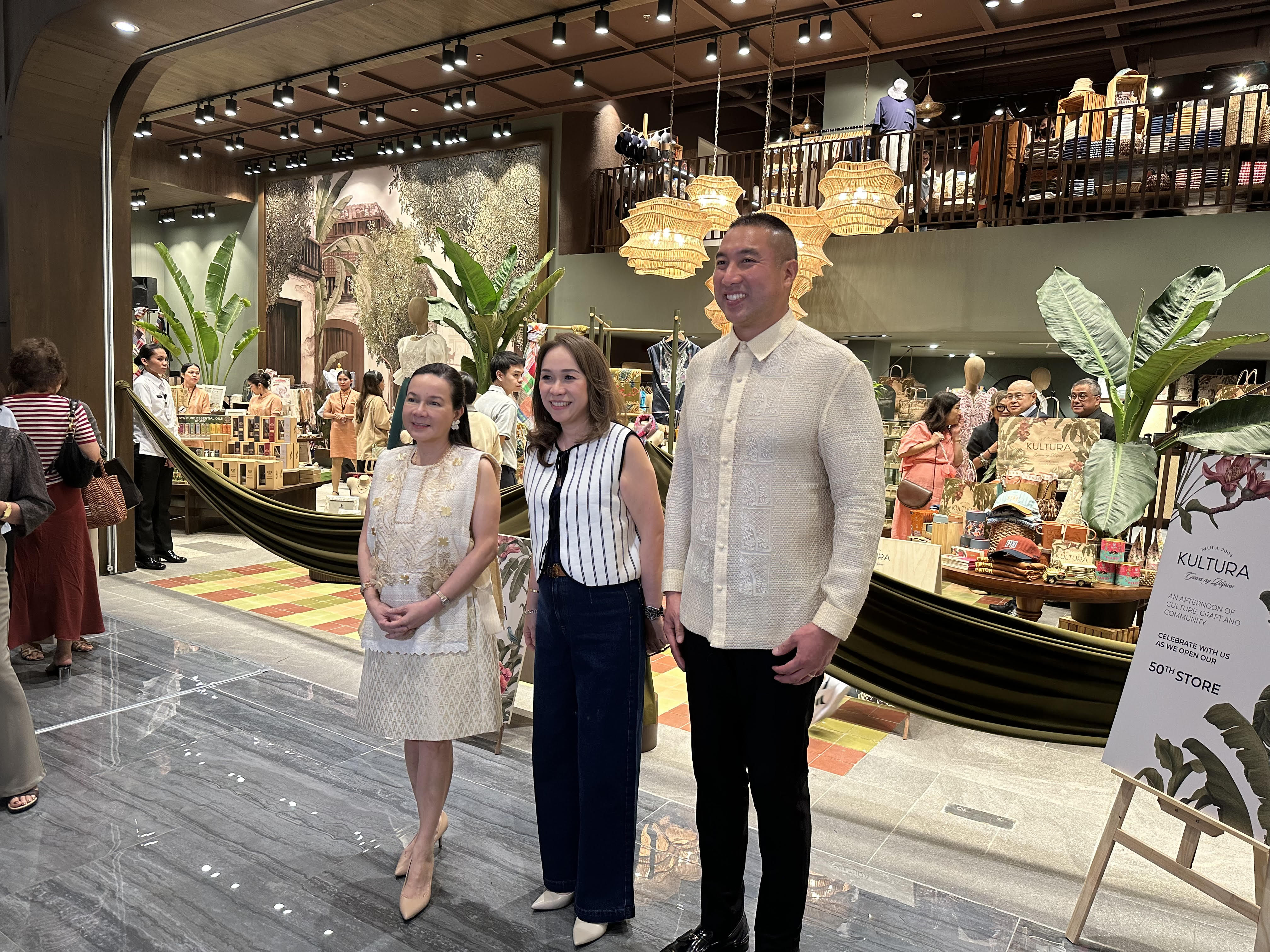 Sen. Grace Poe, Ivy Yap, and San Juan Mayor Francis Zamora.jpg