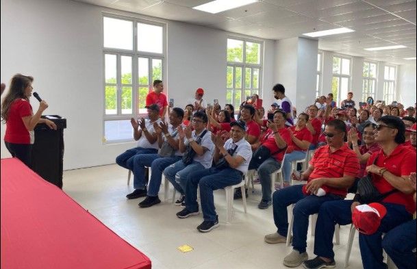 Sen. Imee in Pililla with farmers.jpg